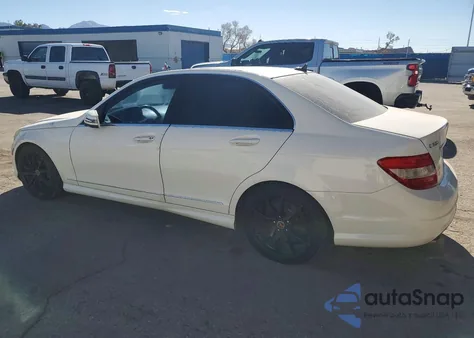 2010 Mercedes-Benz C 300 z USA, uszkodzony, nr VIN WDDGF5EB5AF410043